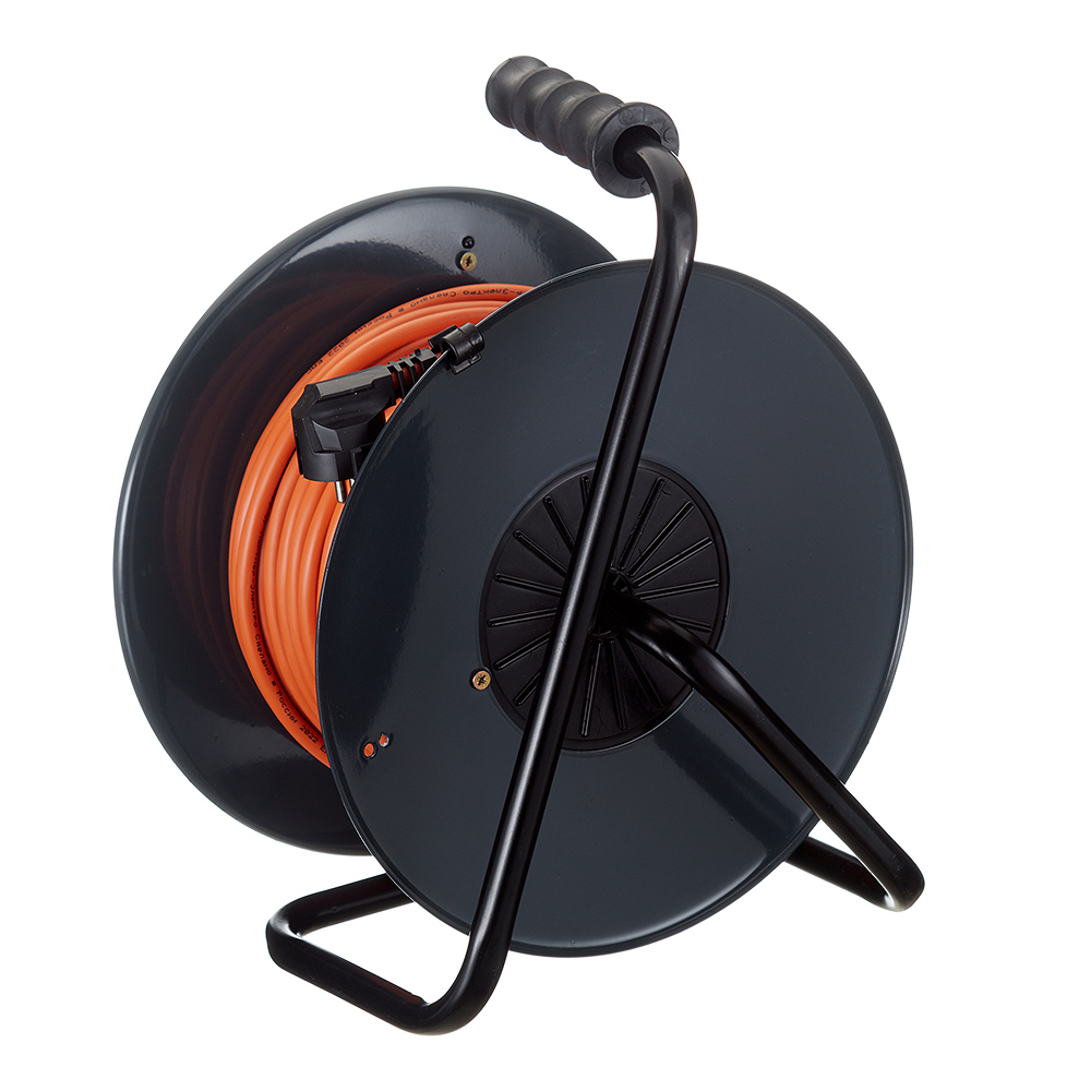 Удлинитель Партнер Электро с заземлением 30 м на катушке металл 3,5 кВт 4 розетки ПВС 3х1,5 кв.мм IP44