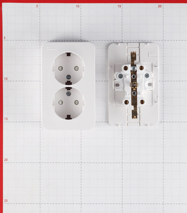 Розетка Systeme Electric Blanca накладная белая со шторками (BLNRA011211)