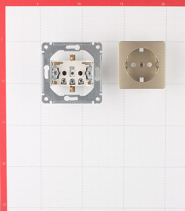 Розетка Systeme Electric Glossa встраиваемая титан (GSL000441)