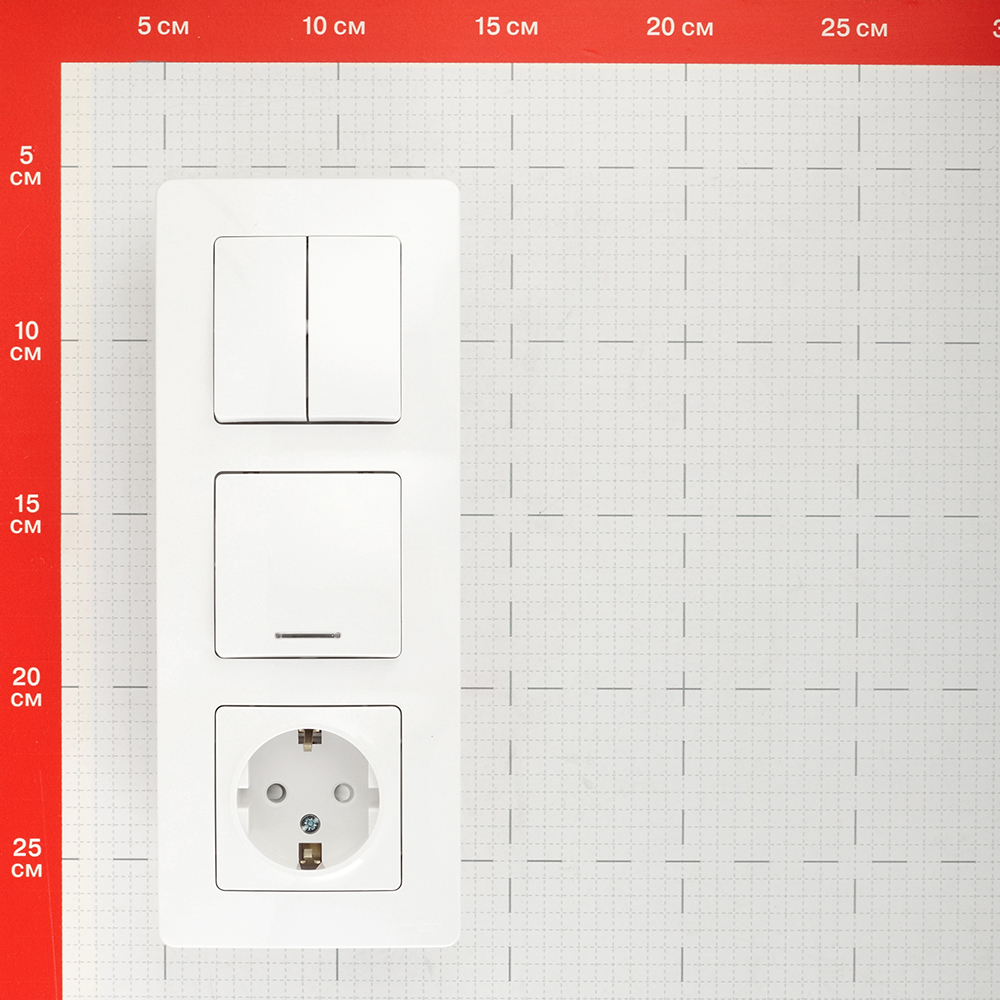 Блок выключатель и розетка Systeme Electric Blanca трехклавишный встраиваемый белый с подсветкой (BLNBS101211)