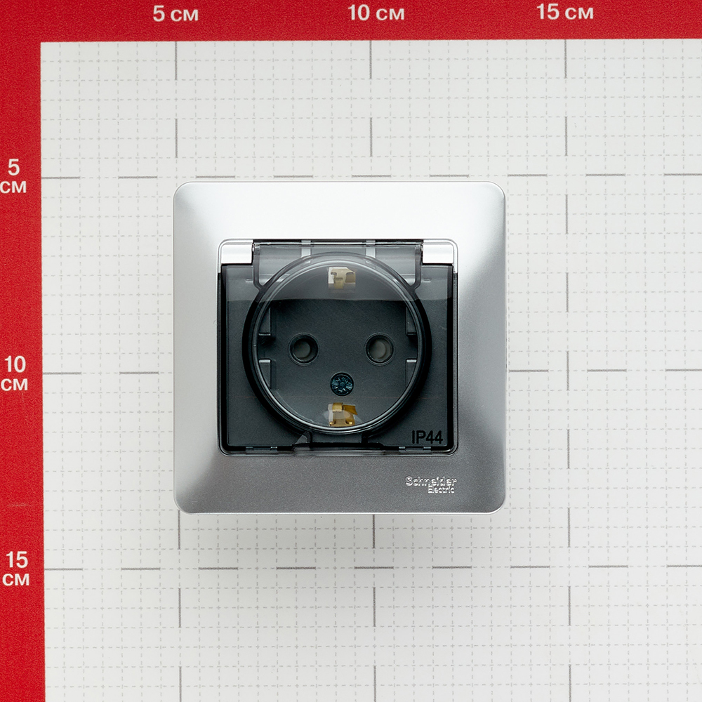 Розетка Systeme Electric Glossa встраиваемая алюминий со шторками с крышкой (GSL000348)