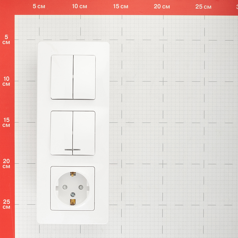 Блок выключатель и розетка Systeme Electric Blanca четырехклавишный встраиваемый белый с подсветкой (BLNBS102211)