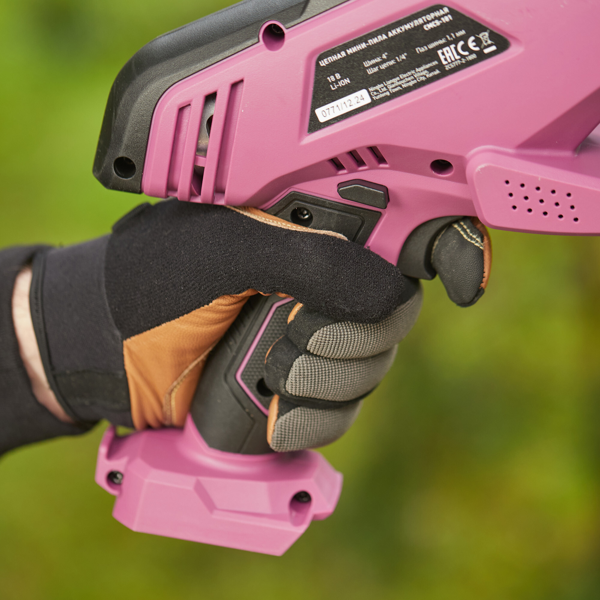 Мини-пила цепная аккумуляторная КМ АТОМ 18 В 4" шаг 1/4" паз 1,1 мм 32 звена без АКБ и ЗУ (CMCS-181)