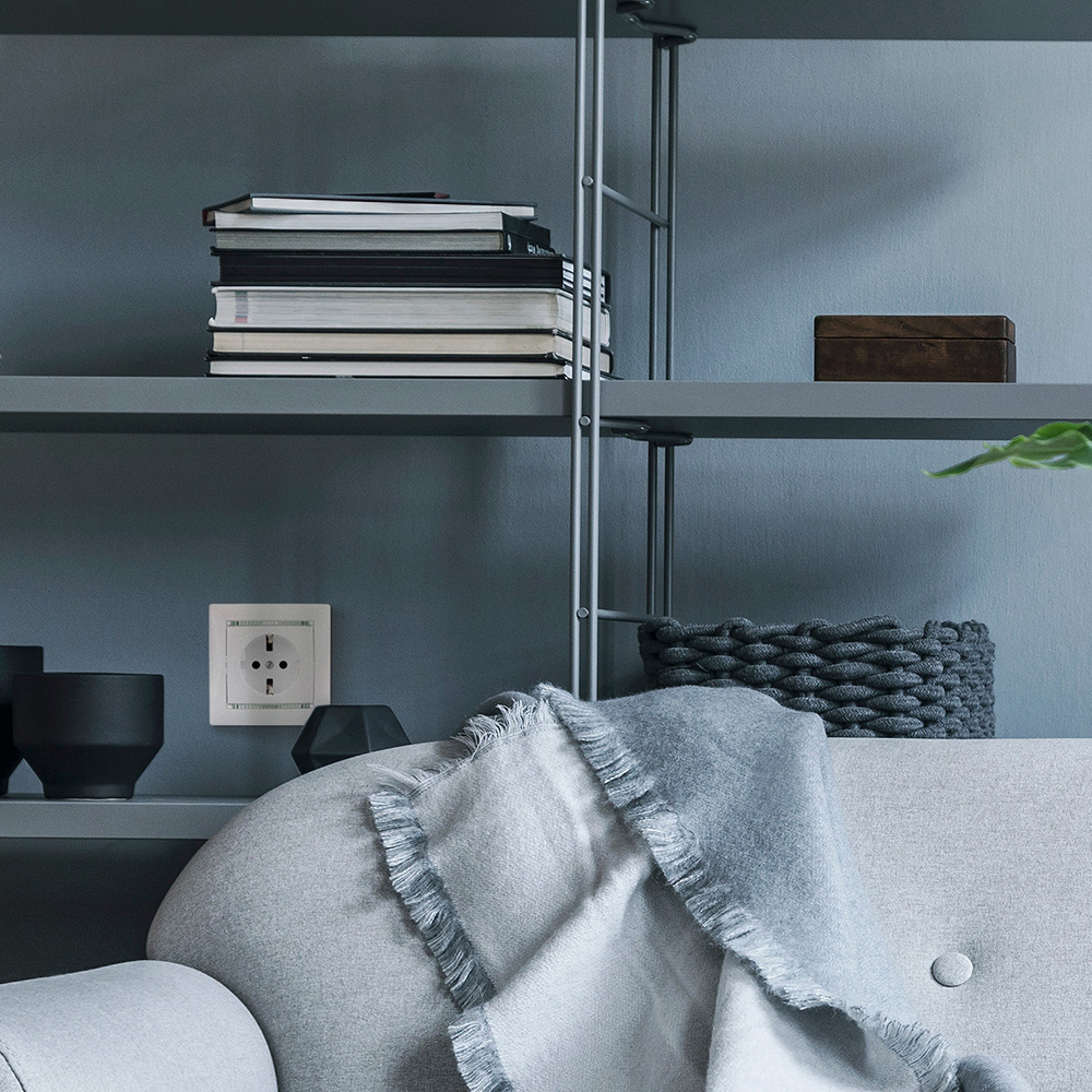 Розетка Legrand Valena встраиваемая белая (694280)