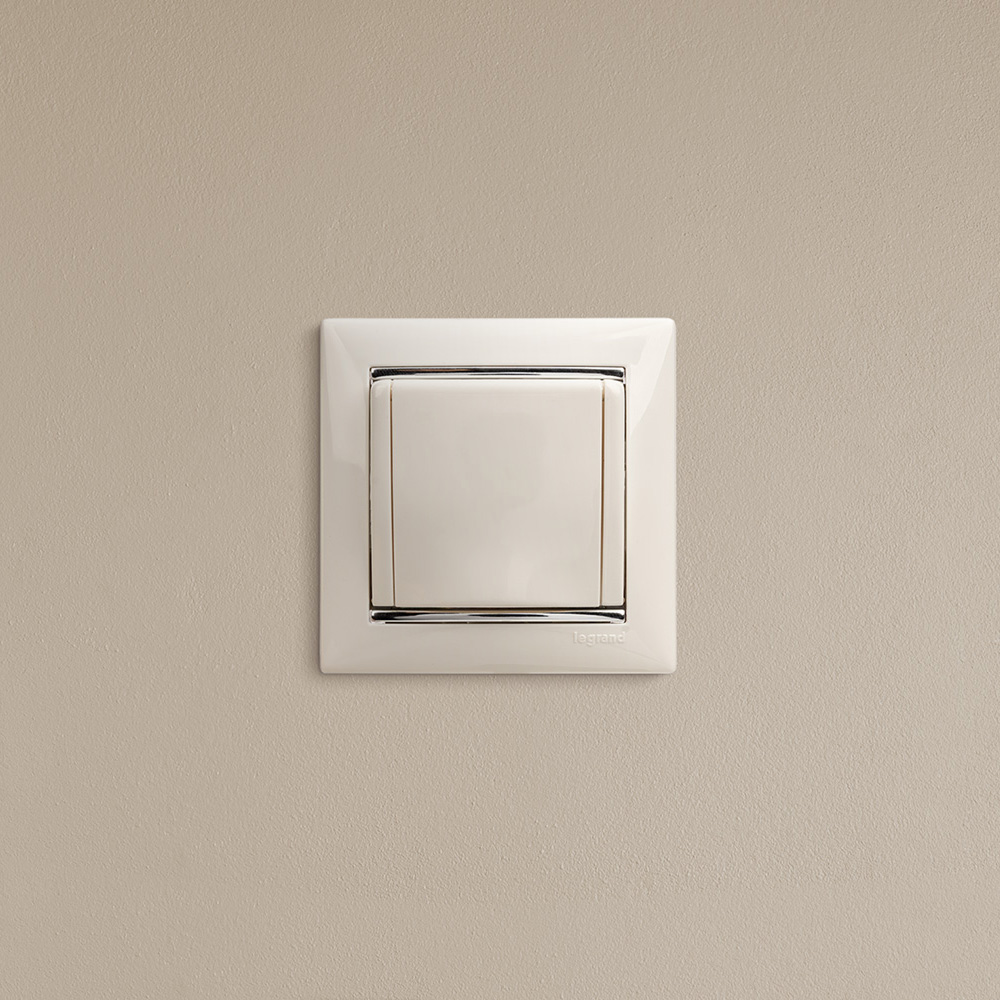 Розетка Legrand Valena встраиваемая белая (694280)