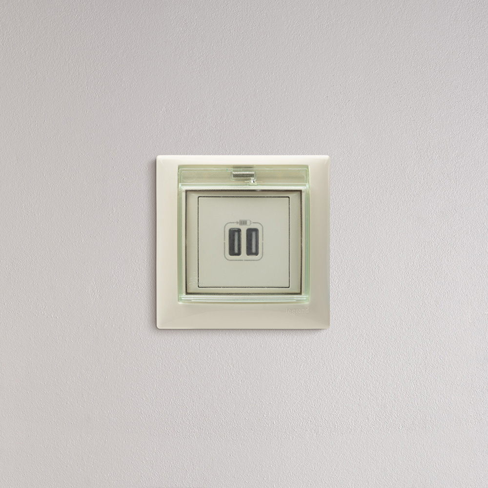 Розетка USB Legrand Valena встраиваемая слоновая кость 2хUSB-A (694372)