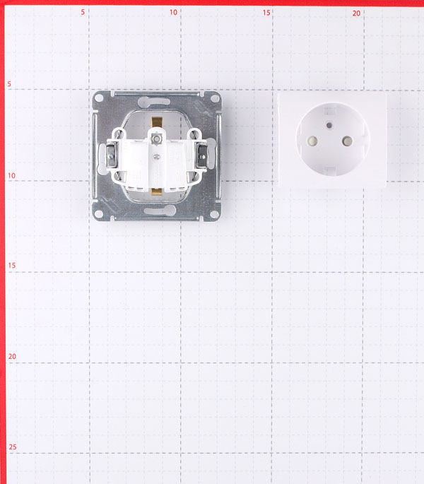 Розетка Systeme Electric Glossa встраиваемая белая со шторками (GSL000145)
