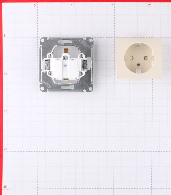Розетка Systeme Electric Glossa встраиваемая бежевая со шторками (GSL000245)