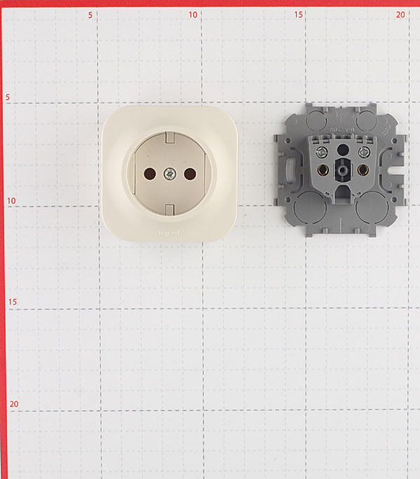 Розетка Legrand Quteo накладная слоновая кость (782240)
