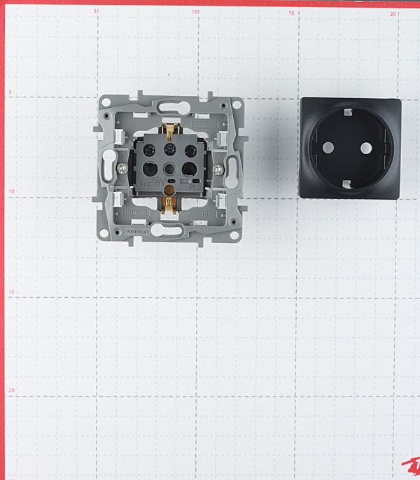 Розетка Legrand Etika встраиваемая антрацит со шторками (672622)