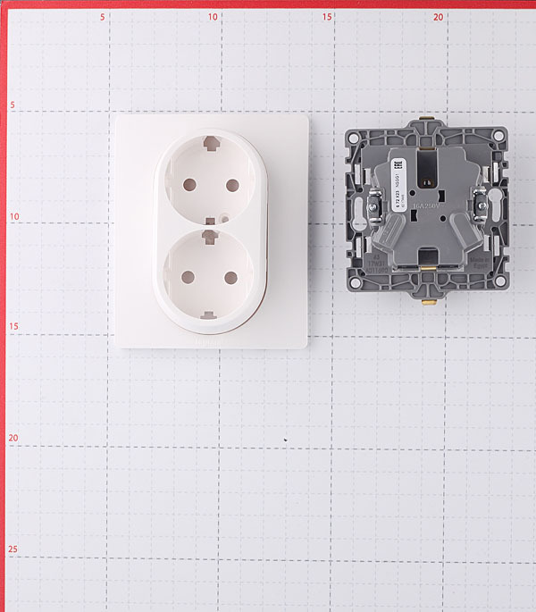 Розетка Legrand Etika встраиваемая белая (672223)