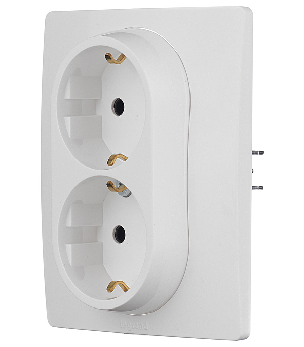 Розетка Legrand Etika встраиваемая белая (672223)