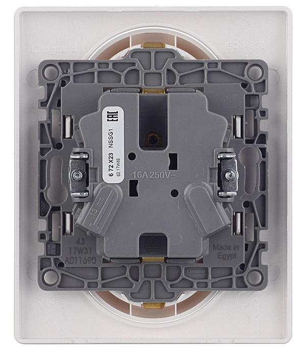 Розетка Legrand Etika встраиваемая белая (672223)