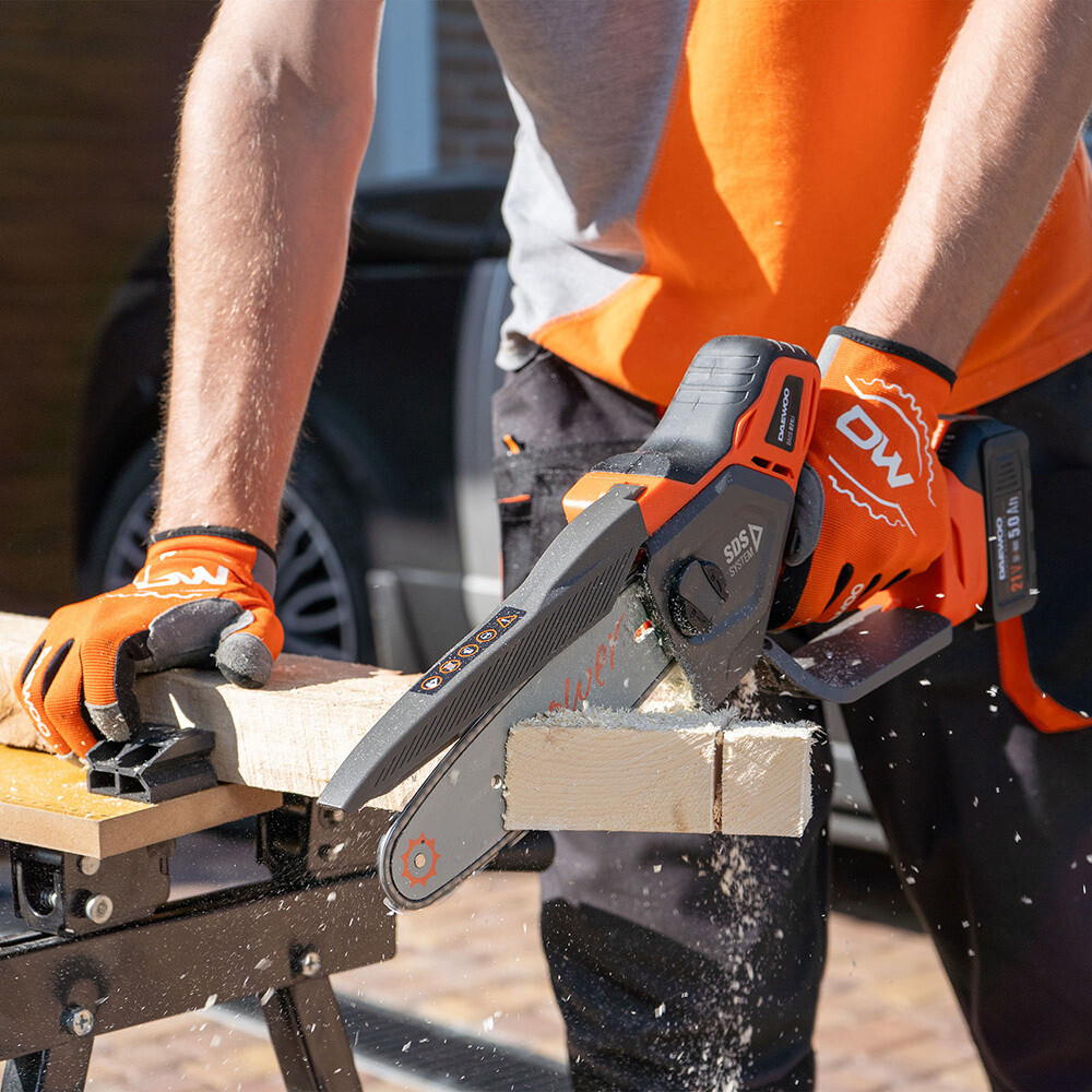 Пила цепная аккумуляторная Daewoo 21 В 8" шаг 1/4" паз 1,1 мм 48 звеньев Li-Ion 5Ач 1 АКБ и ЗУ (DACS 821Li SET)