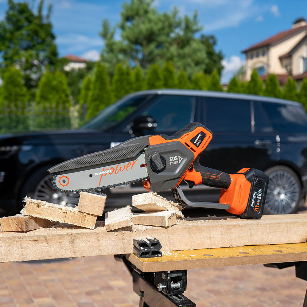 Пила цепная аккумуляторная Daewoo 21 В 8" шаг 1/4" паз 1,1 мм 48 звеньев Li-Ion 5Ач 1 АКБ и ЗУ (DACS 821Li SET)