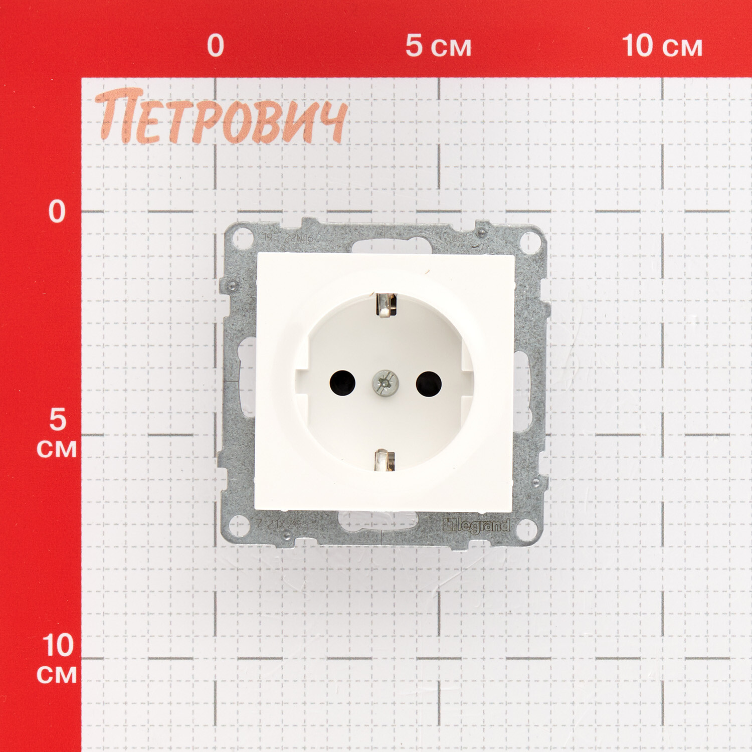 Розетка Legrand Suno встраиваемая белая со шторками (721120)