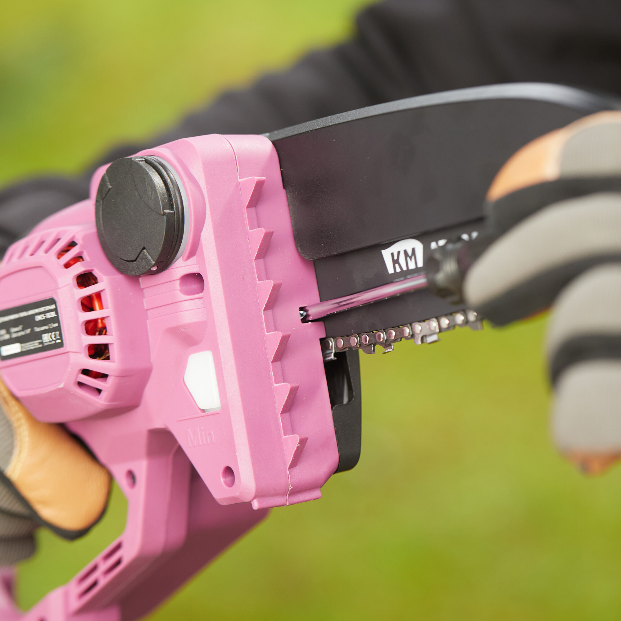 Мини-пила цепная аккумуляторная КМ АТОМ 18 В 6" шаг 1/4" паз 1,3 мм 38 звеньев без АКБ и ЗУ (CMCS-182BL)