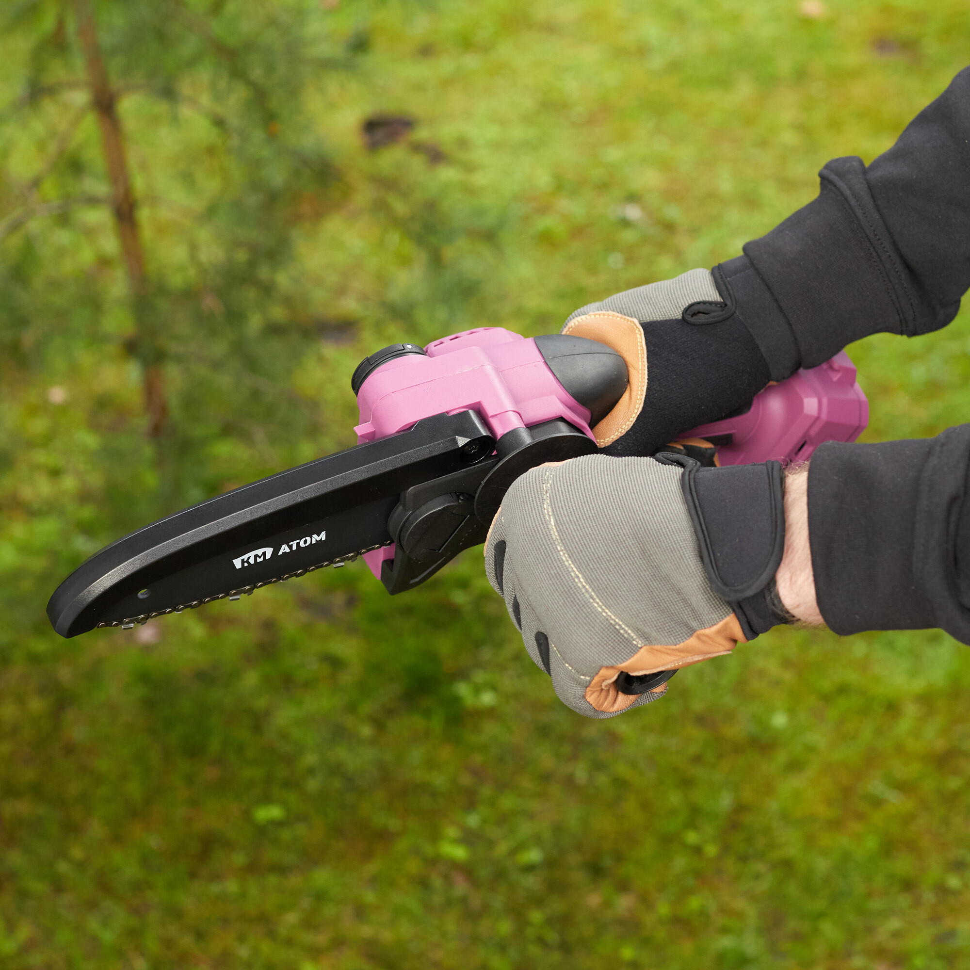 Мини-пила цепная аккумуляторная КМ АТОМ 18 В 6" шаг 1/4" паз 1,3 мм 38 звеньев без АКБ и ЗУ (CMCS-182BL)