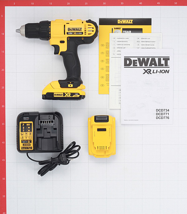 Дрель-шуруповерт аккумуляторная DeWalt 18 В 2 Ач Li-Ion 2 АКБ и ЗУ (DCD771D2-QW)