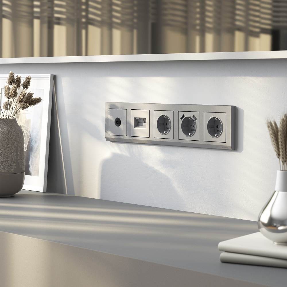 Розетка Werkel встраиваемая серебряная матовая со шторками (a063613)