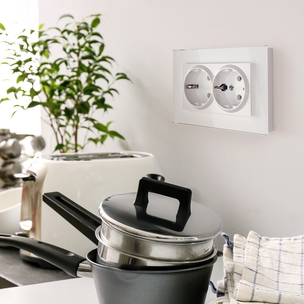 Розетка Werkel встраиваемая белая (a051129)