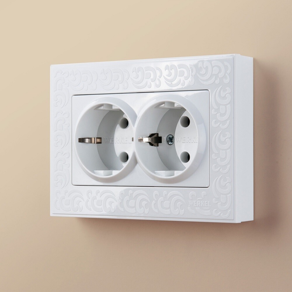 Розетка Werkel встраиваемая белая (a051129)