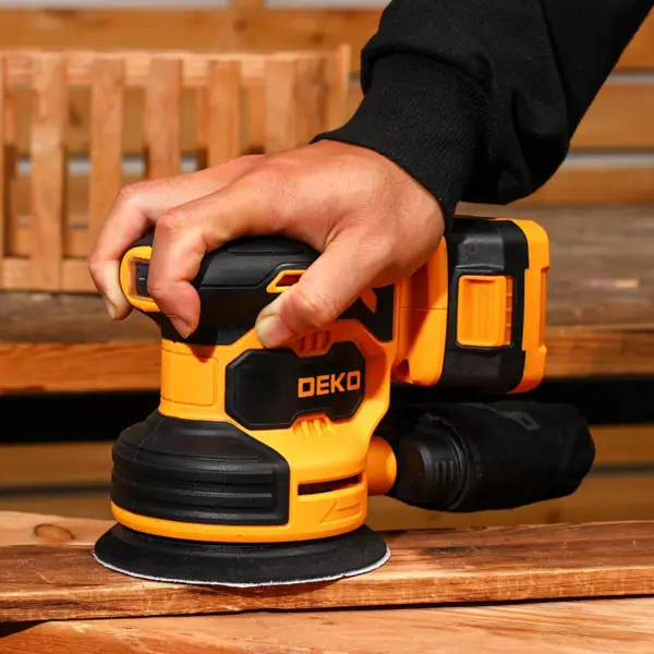 Эксцентриковая шлифмашина аккумуляторная Deko DKCG-125, 20 В Li-ion 2 Ач, 125 мм