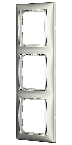 Рамка Legrand Valena трехместная алюминий (694332)