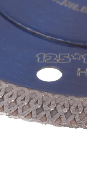 Диск алмазный по керамограниту Hilberg Hard Materials X-type 125x22,2x1,2 мм турбо ультратонкий сухой рез (HM402)