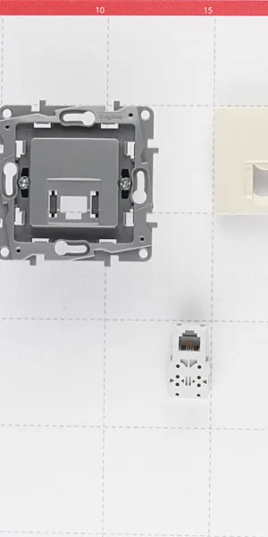 Розетка телефонная Legrand Etika встраиваемая слоновая кость RJ11 (672340)
