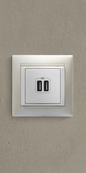 Розетка USB Legrand Valena встраиваемая белая 2хUSB-A (694370)