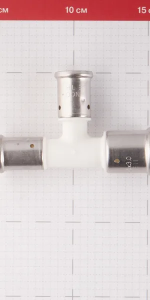 Тройник Henco (11PKW-262020) 26(пресс) х 20(пресс) х 20(пресс) PVDF белый