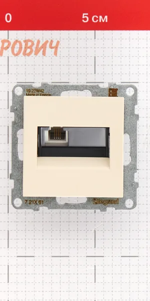Розетка телефонная Legrand Suno встраиваемая слоновая кость RJ11 (721261)