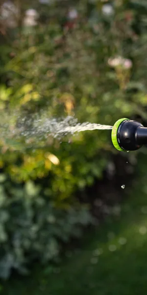 Насос аккумуляторный для полива из бочки Greenworks 24V G24SWP со шлангом 2 м и распылителем (3401007)