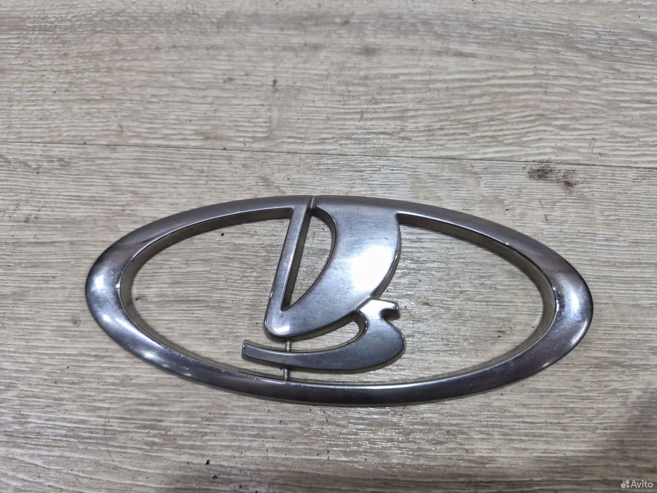 Эмблема решетки радиатора LADA Granta