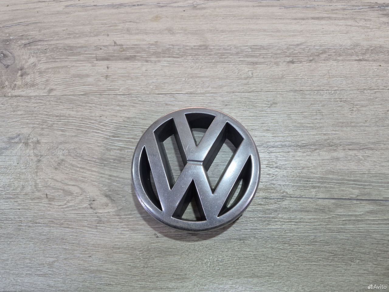Эмблема решетки радиатора Volkswagen Passat B5