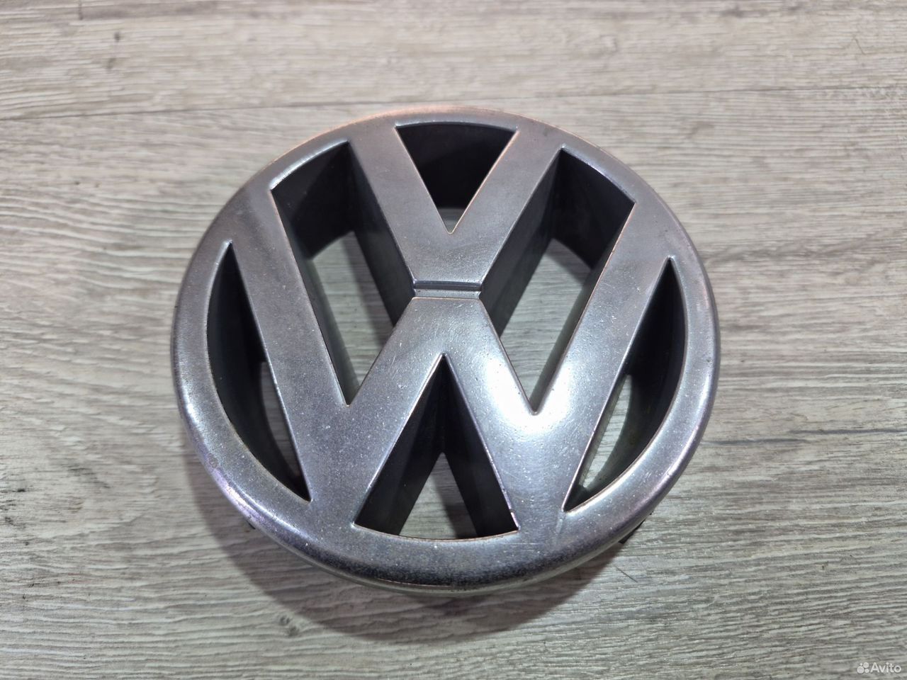 Эмблема решетки радиатора Volkswagen Passat B5 — фото 2