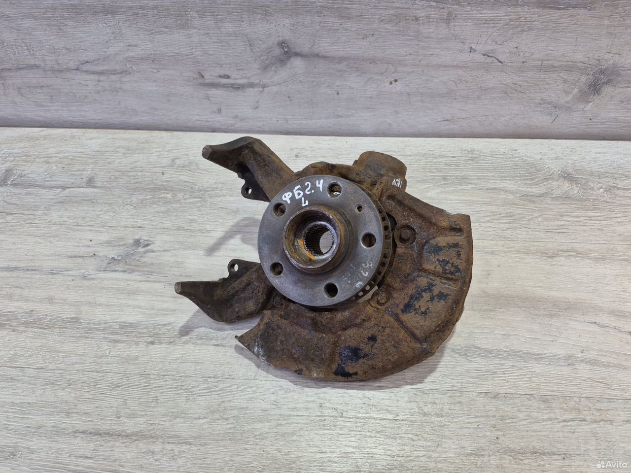 Поворотный кулак левый Volkswagen Golf 4 Skoda A4