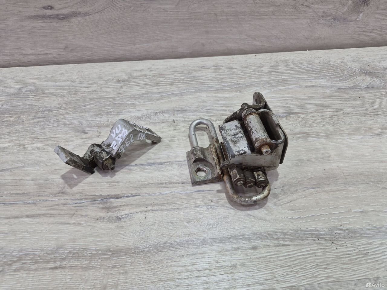 Петля двери передняя левая VW Golf 4 Skoda Octavia