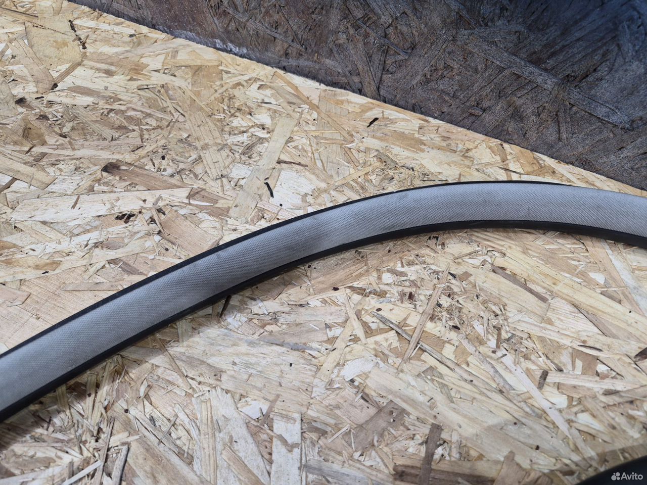 Уплотнитель двери задний правый Skoda Superb 1 — фото 3