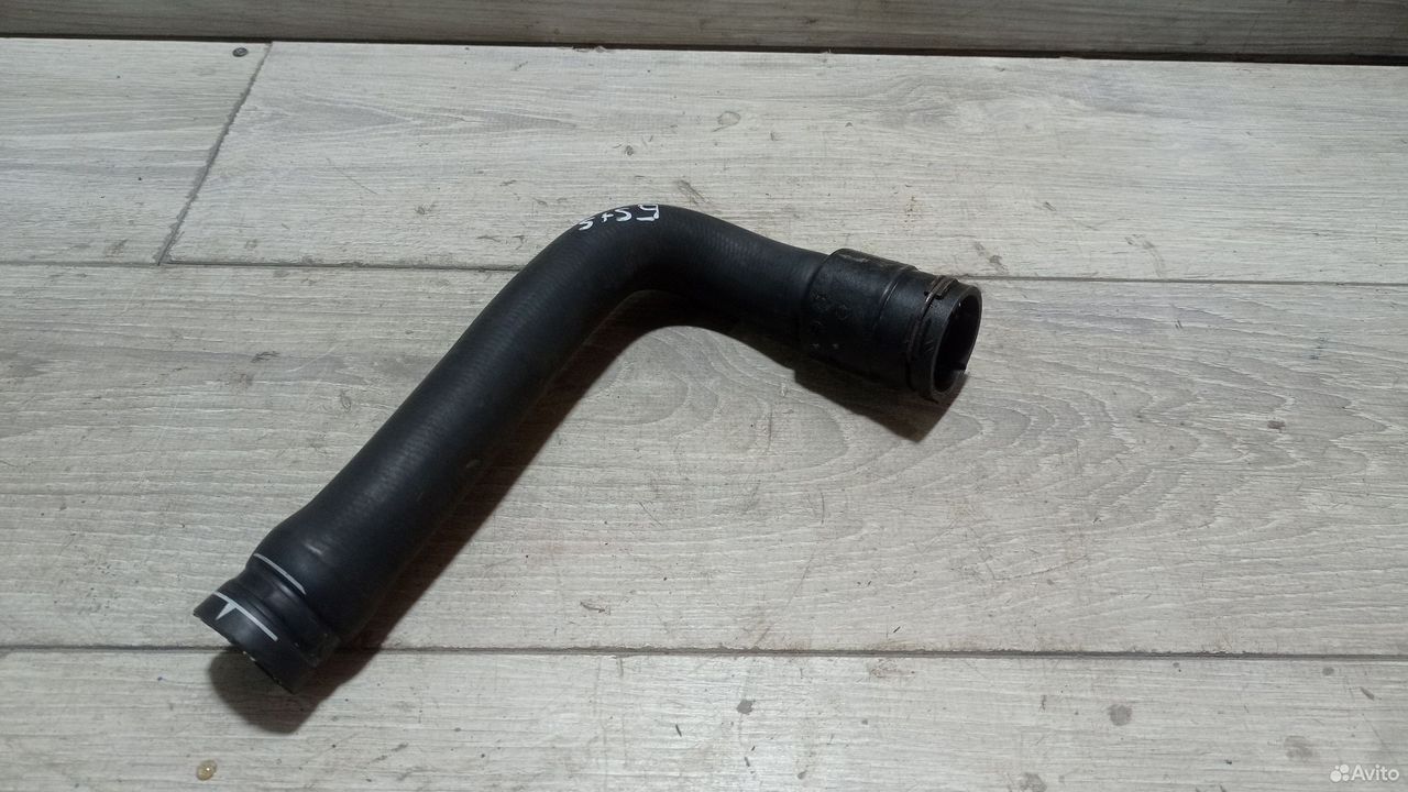 Патрубок охлаждения Volkswagen Passat B5 8D0121101