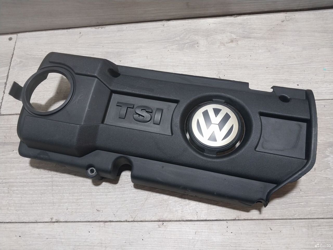 Декоративная крышка двигателя VW Passat B7 дефект