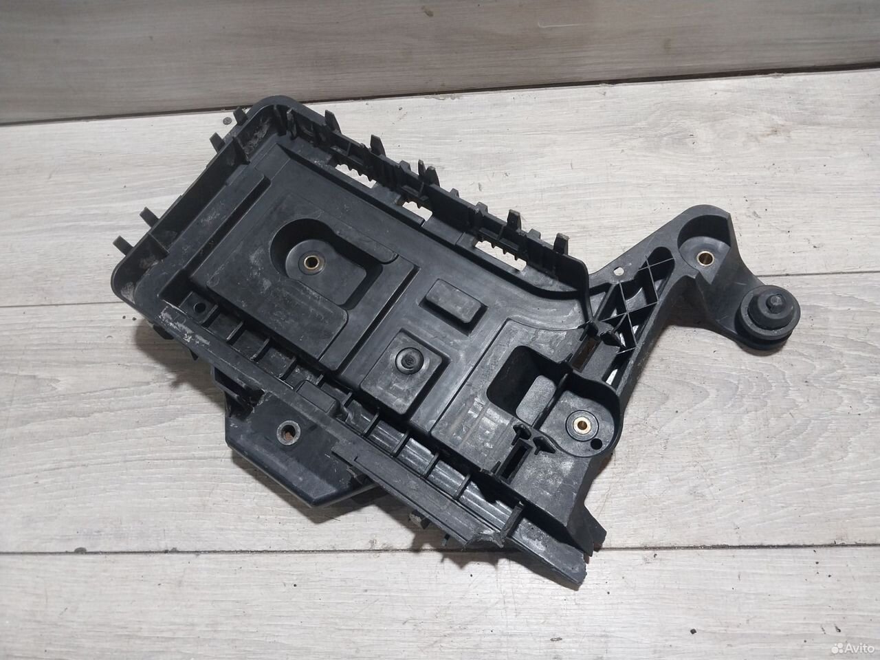 Площадка аккумулятора VW Passat B7 с дефектом