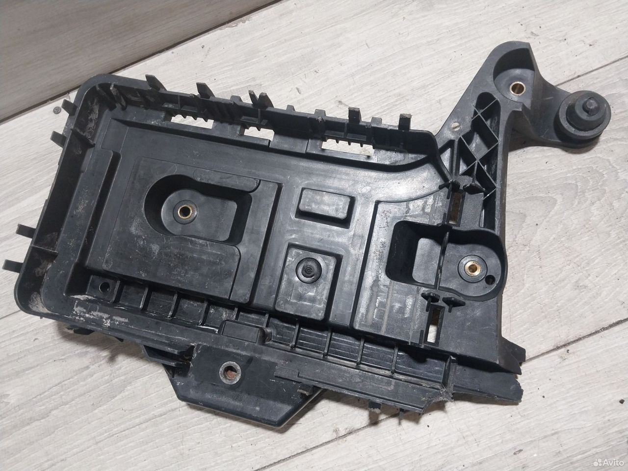 Площадка аккумулятора VW Passat B7 с дефектом — фото 2