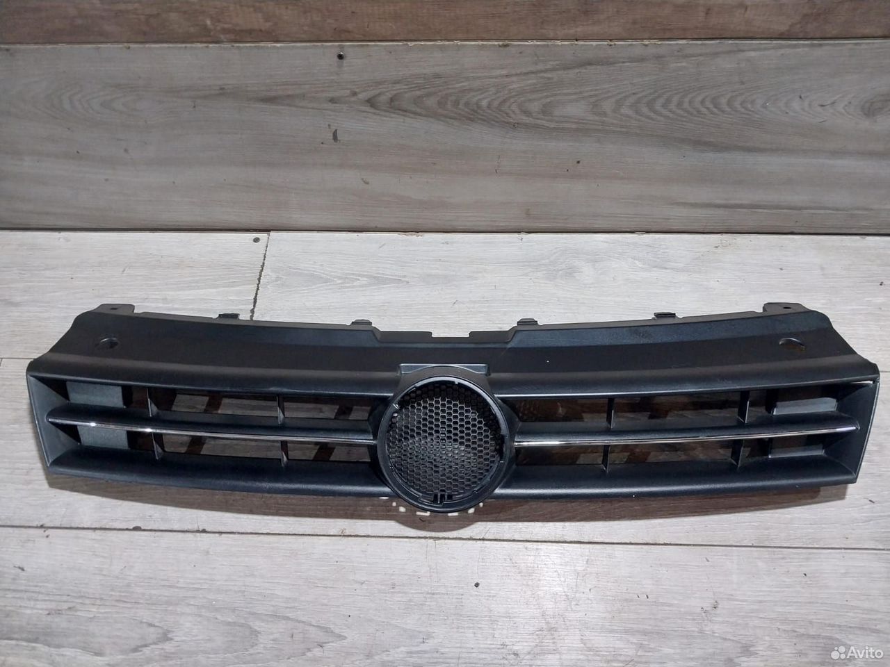 Решетка радиатора Volkswagen Polo 5 с дефектом