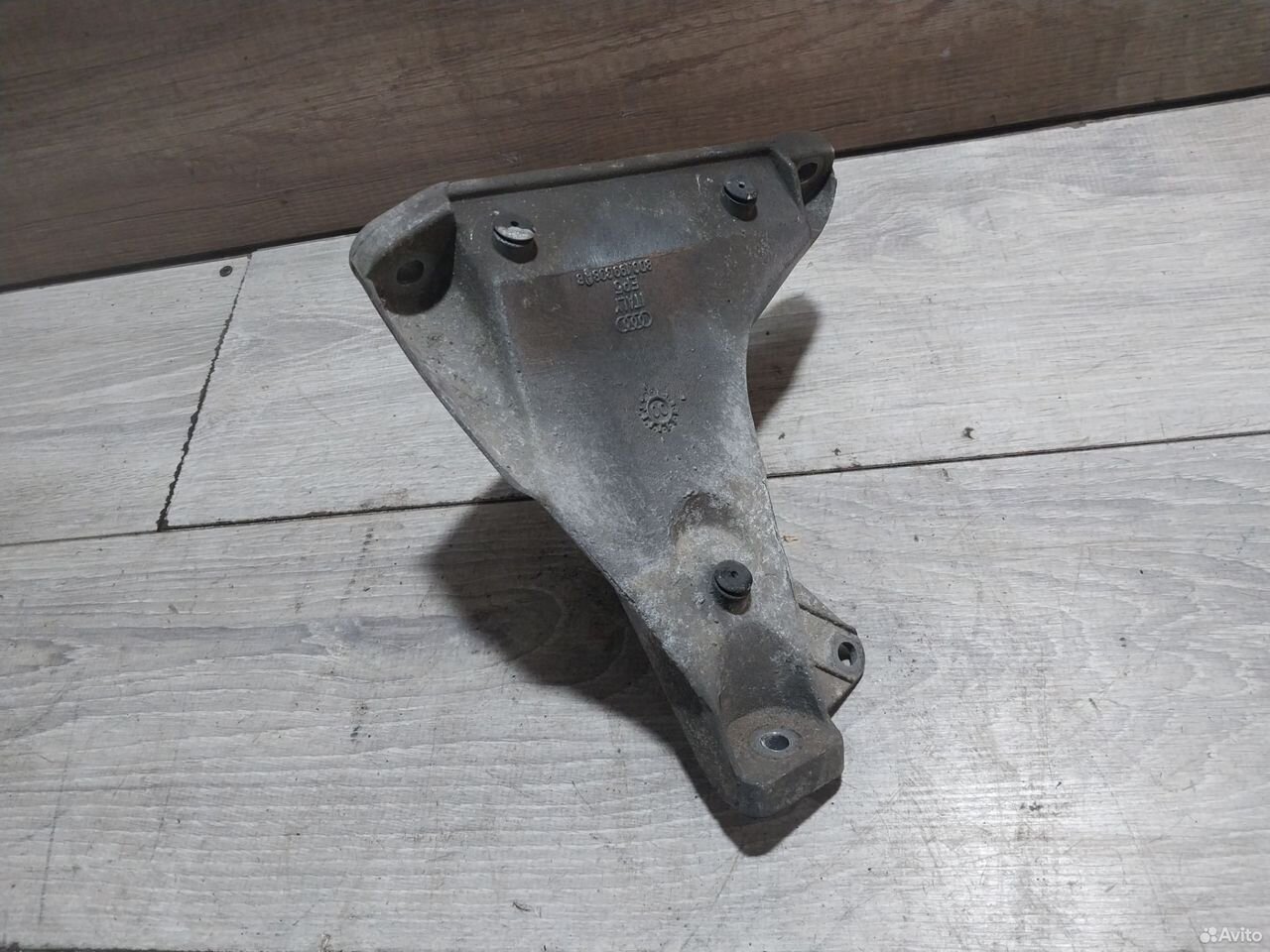 Кронштейн двигателя правы VW Passat B5 8D0199308AB
