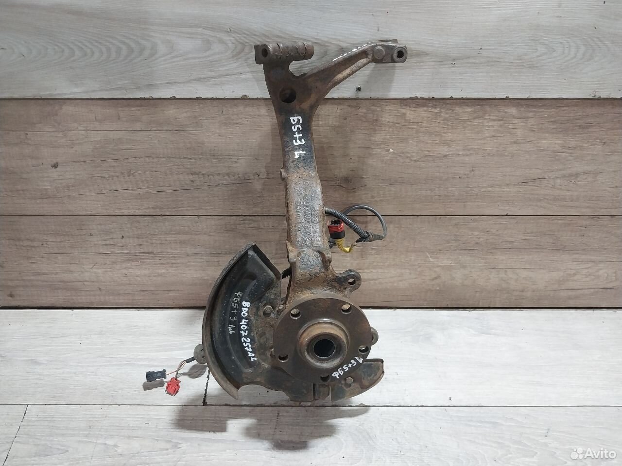 Поворотный кулак левый VW Passat B5 8D0407257AL
