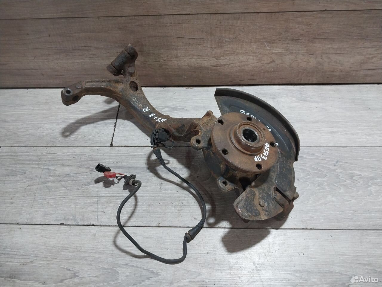 Поворотный кулак правый VW Passat B5 8D0407258AL