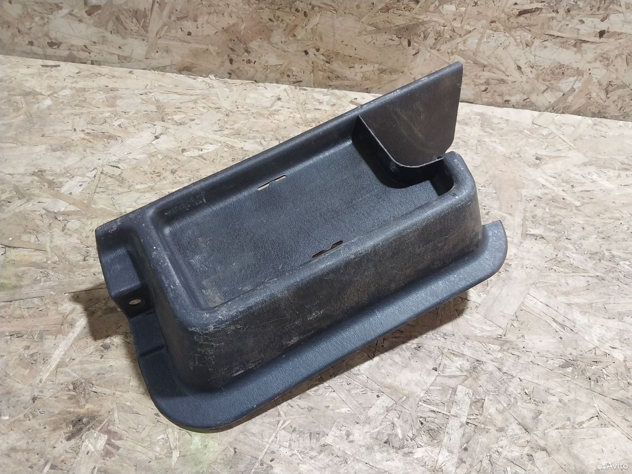 Ящик багажника Mitsubishi Carisma MB947294