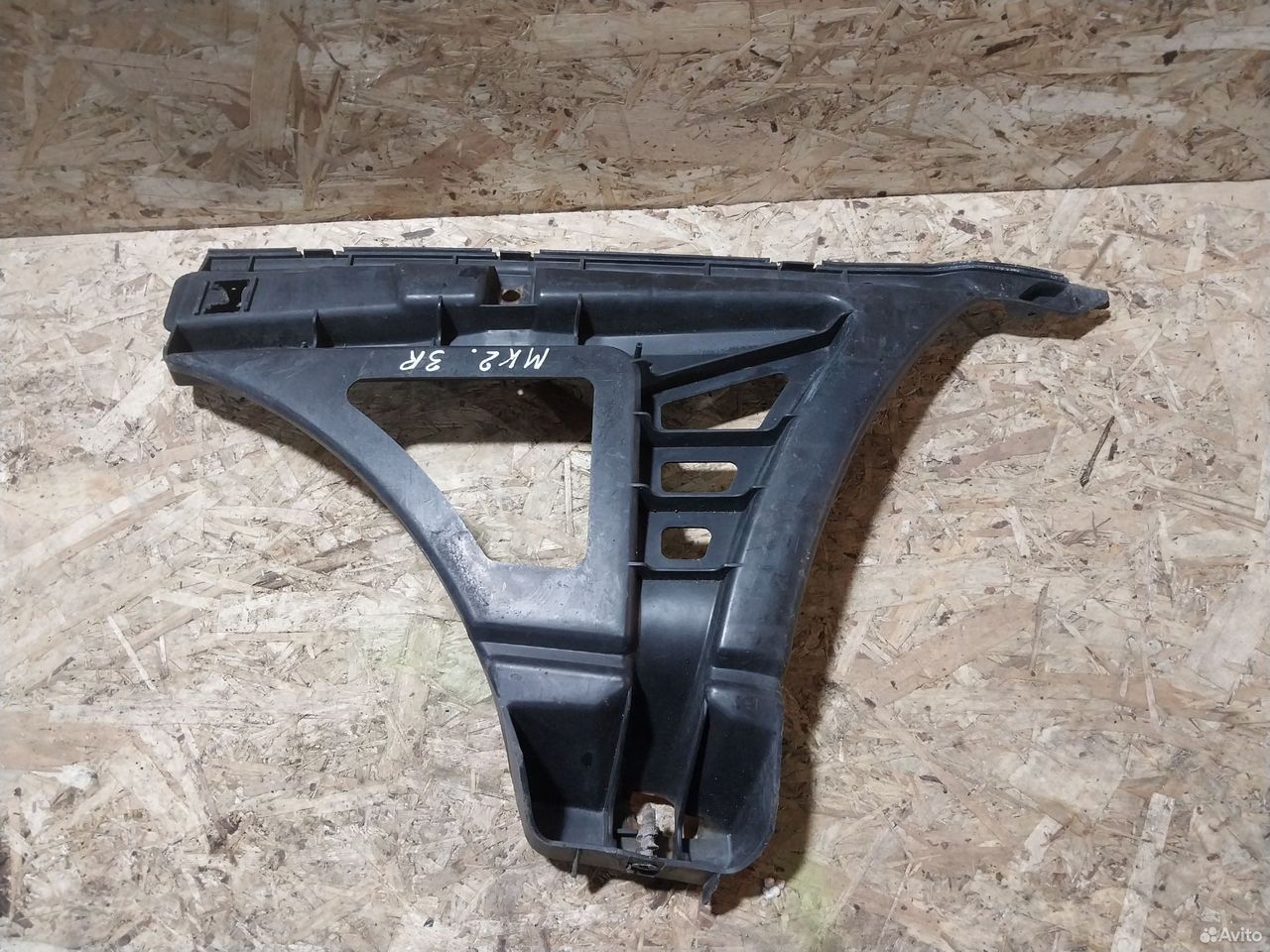 Кронштейн задни правый Mitsubishi Carisma MR910260